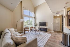 Una sala de estar con un sofá y un televisor. en 2BD Marina Condo Near Venice Beach, Pool & Free Parking, en Los Ángeles