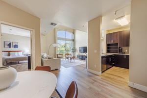 Una sala de estar con cocina y sala de estar. en 2BD Marina Condo Near Venice Beach, Pool & Free Parking, en Los Ángeles