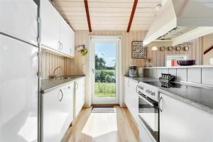 Una cocina o cocineta en LF16098-Logstor-Kammasvej-29 14 fotos más