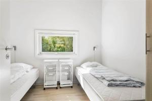 two beds in a white room with a window at LF530-Vestervig-Hannesvej-30 in Vestervig
