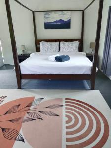 two images of a bedroom with a bed at Green Salad Hostel in Ban Bang Po +16 photos