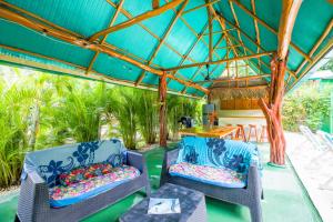 Khu vực ghế ngồi tại Aloha Surf Nosara - Kahala Hui Cabins #2