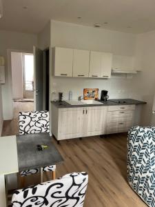 Una cocina o cocineta en Appartement deux pièces agréable et fonctionnel, Wifi gratuit, boîte à clés, proche commodités et gare routière