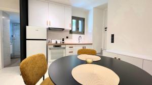 eine Küche mit einem schwarzen Tisch und Stühlen in der Unterkunft Lemon Tree Studio 2 in Mytilini + 5 Fotos