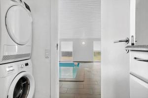 a white kitchen with a washing machine in a room at LF160-Vestervig-Gunhildsvej-60 in Vestervig