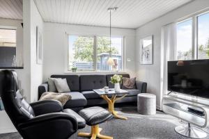 un salon avec un canapé et une table dans l'établissement LF12708-vinderup-Solsortevej-8, à Vinderup