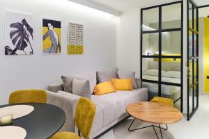 ein Wohnzimmer mit Sofa und Tisch in der Unterkunft Lemon Tree Studio 2 in Mytilini
