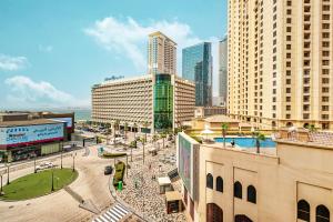 un perfil urbano con edificios altos y una calle en Luxury Residence in the Heart of JBR, en Sabkhah