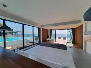 Schlafzimmer mit einem großen Bett und Meerblick in der Unterkunft Rattana Pura Beach Resort in Ban Mu Dut + 256 Fotos