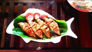 Un plato de comida con carne y tomates en una mesa. en Koral Islands Homestay, en Sadāshivgarh 18 fotos más