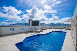 Πισίνα στο ή κοντά στο 'Seaside Azul' A Central Studio with Rooftop Pool