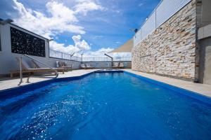 Πισίνα στο ή κοντά στο 'Seaside Azul' A Central Studio with Rooftop Pool +4 φωτογραφίες