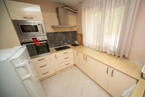 Η κουζίνα ή μικρή κουζίνα στο Villa Drecheva