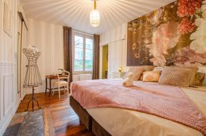 トロワにあるL'ecrin de la cathedraleのベッドルーム1室(大型ベッド1台、テディベア付)