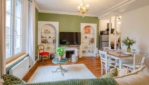 トロワにあるL'ecrin de la cathedraleのテーブルとダイニングルームのあるリビングルーム