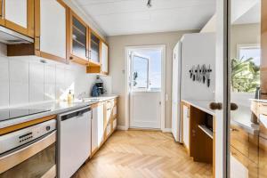 Η κουζίνα ή μικρή κουζίνα στο 6823-Allinge-Tejnvej-41