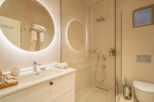 a bathroom with a sink and a shower with a mirror at Akdeniz Bahçesi Apart Hotel by Kimera Lounge in Cıralı