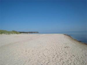 una playa de arena con el océano al fondo en 1441-Aakirkeby-Strandparken-14, en Vester Sømarken