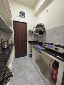 una cocina con estufa y encimera en SE 103 Entire flat One bhk Flat, en Hyderabad