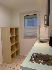 una cucina con lavandino e finestra di Tuvalu a Remagen Altre 6 foto