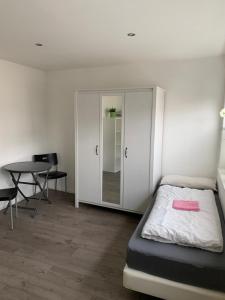 una camera da letto con un letto e un tavolo di Tuvalu a Remagen