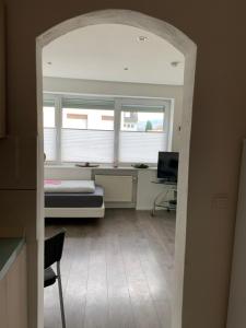 una stanza con un letto e una finestra di Tuvalu a Remagen