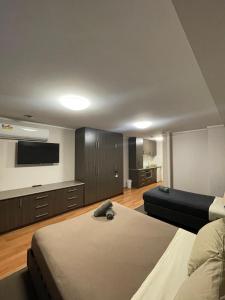 ein Schlafzimmer mit zwei Betten und einem Flachbildfernseher in der Unterkunft Spinifex Hotel in Derby + 20 Fotos