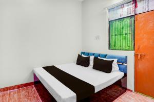 Postel nebo postele na pokoji v ubytování Hotel O Tejaswi Hotel