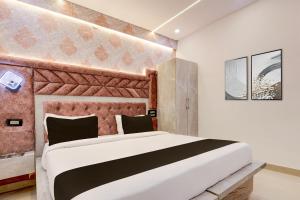 Ένα ή περισσότερα κρεβάτια σε δωμάτιο στο Hotel O JC Luxury Hotel