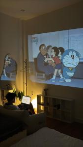 una stanza con una parete con la foto di una famiglia di June Homestay a Hue