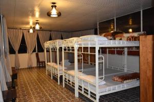Zimmer mit 4 Etagenbetten in der Unterkunft Vuon Hoa Hong (Rosary) in Da Lat