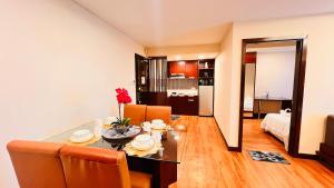 Un comedor y una sala de estar con mesa y sillas. en Zillanavera retreat, en Kota Kinabalu