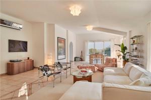 un salon avec un canapé et une table dans l'établissement A C Villa with Pool & Jacuzzi 3BR 6P - Vallauris, à Vallauris