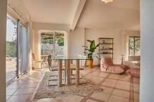 un salon avec une table et un canapé dans l'établissement A C Villa with Pool & Jacuzzi 3BR 6P - Vallauris, à Vallauris