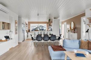 ein Wohnzimmer mit einem blauen Sofa und einem Tisch in der Unterkunft OH362 Storvorde - Kongeørnen 74 in Storvorde