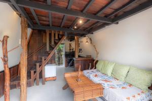 uma sala de estar com um sofá e uma mesa em Camani Glamping em Karangasem