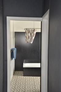 a bathroom with a sink and a mirror at Royal Gatton Hotel in Gatton