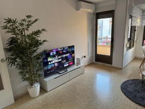 Una televisión o centro de entretenimiento en Piso en avenida principal 4 habitaciones