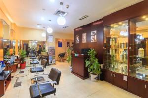 um salão com cadeiras e uma barbearia em Changsha Xiaoxiang Huatian Hotel em Changsha mais 209 fotografias