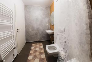 Et badeværelse på Luxury Radox Brasov 94 + 10 billeder