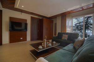 Φωτογραφία από το άλμπουμ του SaffronStays Library Enclave - Luxury Duplex Apartment with 2 floors, Mall Road Mussoorie σε Mussoorie