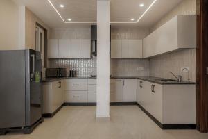 Φωτογραφία από το άλμπουμ του SaffronStays Library Enclave - Luxury Duplex Apartment with 2 floors, Mall Road Mussoorie σε Mussoorie