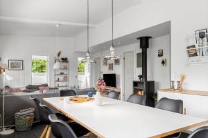 ein Wohnzimmer mit einem weißen Tisch und Stühlen in der Unterkunft OH507 Hadsund - Ved Fruerlund 1 in Hadsund