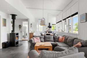 ein Wohnzimmer mit Sofa und Tisch in der Unterkunft OH507 Hadsund - Ved Fruerlund 1 in Hadsund