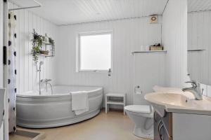 ein Badezimmer mit Badewanne, Toilette und Waschbecken in der Unterkunft OH507 Hadsund - Ved Fruerlund 1 in Hadsund + 19 Fotos