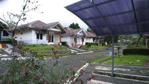 eine Reihe von Häusern in einer Wohnstraße in der Unterkunft Diyar Villas Puncak F4/8 in Puncak