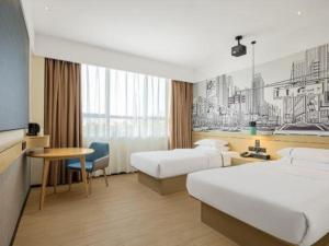 une chambre d'hôtel avec deux lits et un bureau dans l'établissement City Comfort Inn Xianning Wenquan Road Walmart Plaza, à Wenquanzhen 106 autres photos