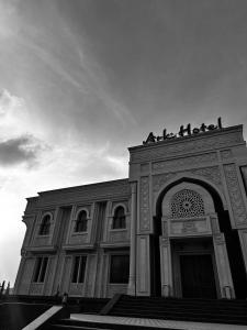 una fotografía en blanco y negro de un edificio en Hotel Ark Premium, en Bukhara