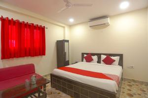 - une chambre avec un lit et une fenêtre rouge dans l'établissement Hotel O Three Kings, à New Delhi 18 autres photos