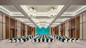 Una sala grande con sillas y una pantalla azul. en Holiday Inn Xingtai Quancheng by IHG, en Xingtai